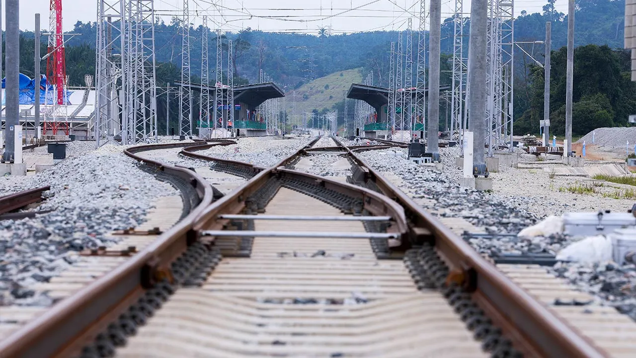 KUANTAN, 30 Mei -- Keadaan terkini kemajuan projek ECRL di Stesen ECRL Kota SA hari ini.  Ketua Pegawai Eksekutif Malaysia Rail Link Sdn Bhd, Datuk Seri Darwis Abdul Razak pada sidang media berkata pembinaan projek ECRL setakat April tahun ini mencatatkan kemajuan keseluruhan sebanyak 82.45 peratus dengan merangkumi Pahang mencatatkan status kemajuan 84.96 peratus, Terengganu (91 peratus), Kelantan (86 peratus) dan Selangor (67 peratus) dandijangkakan akan mencapai 90 peratus status kemajuan pembinaan menje