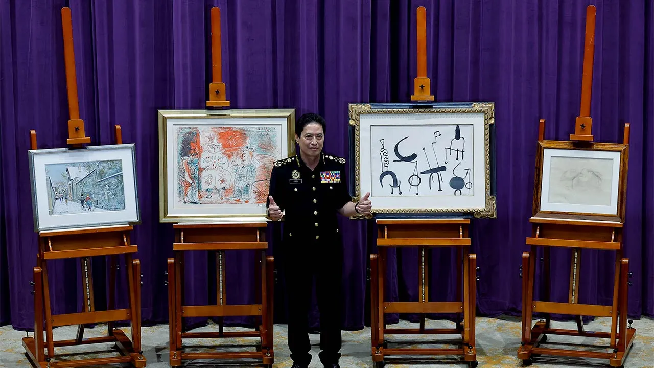 PUTRAJAYA, 6 Mei -- Ketua Pesuruhjaya Suruhanjaya Pencegahan Rasuah Malaysia (SPRM), Tan Sri Azam Baki bersama empat lukisan ternama berjaya dipulihkan yang sebelum ini dibeli menggunakan dana 1Malaysia Development Berhad (1MDB) di rumah lelong Sotheby's di New York semasa sidang media di Ibu Pejabat SPRM hari ini.  SPRM kini dalam proses mendapatkan semula lapan lagi karya seni yang dikaitkan dengan skandal 1MDB bernilai lebih RM120 juta selewat-lewatnya hujung tahun ini.  --fotoBERNAMA (2026) HAK CIPTA TE