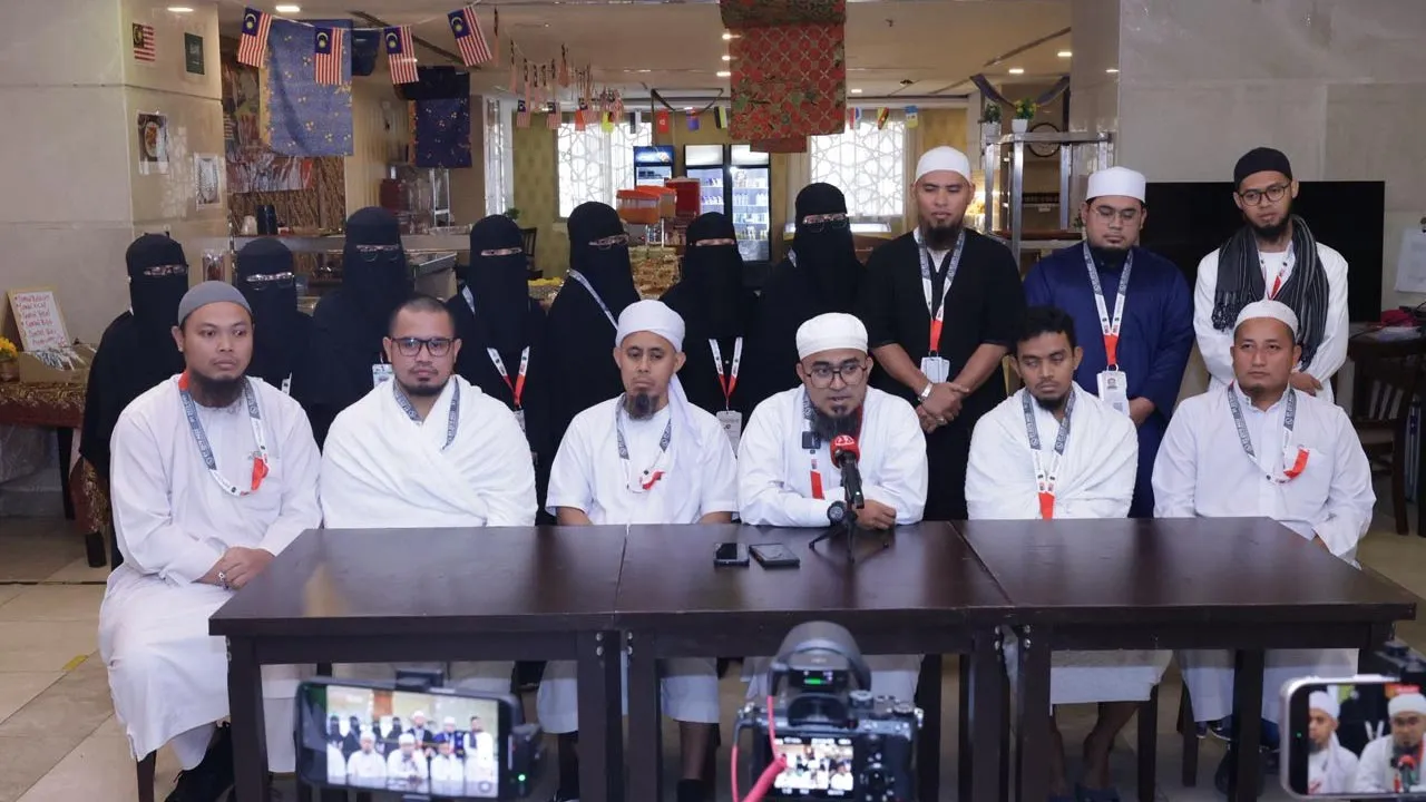 gfx, tolong proses gambar caption:  10 beradik dari Perak bersama enam ipar tunai haji bersama, hasil disiplin menyimpan dipupuk sejak kecil oleh ibu bapa. Foto Astro AWANI