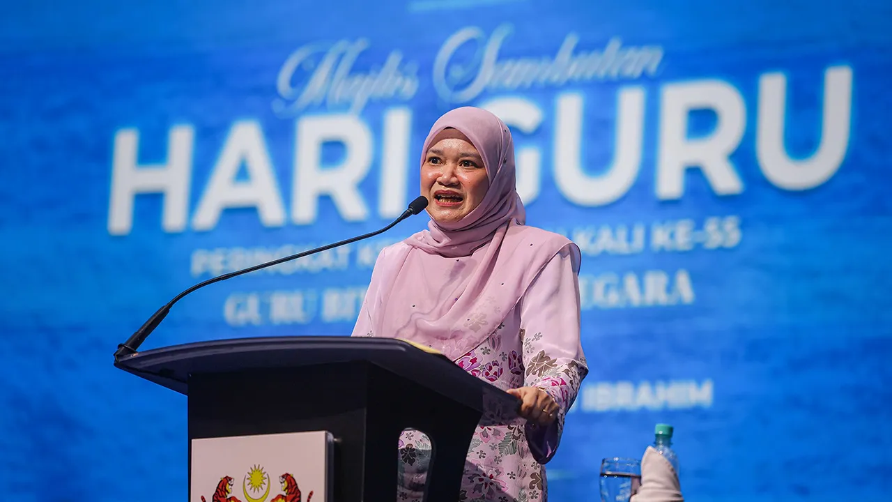 IPOH, 16 Mei -- Menteri Pendidikan Fadhlina Sidek berucap pada Sambutan Hari Guru Peringkat Kebangsaan Kali Ke-55 Tahun 2026 hari ini.  Kementerian Pendidikan (KPM) mengumumkan 12 inisiatif bagi memperkasakan dan memperkukuh tugas guru bersempena dengan Majlis Sambutan Hari Guru Peringkat Kebangsaan kali ini.  --fotoBERNAMA (2026) HAK CIPTA TERPELIHARA