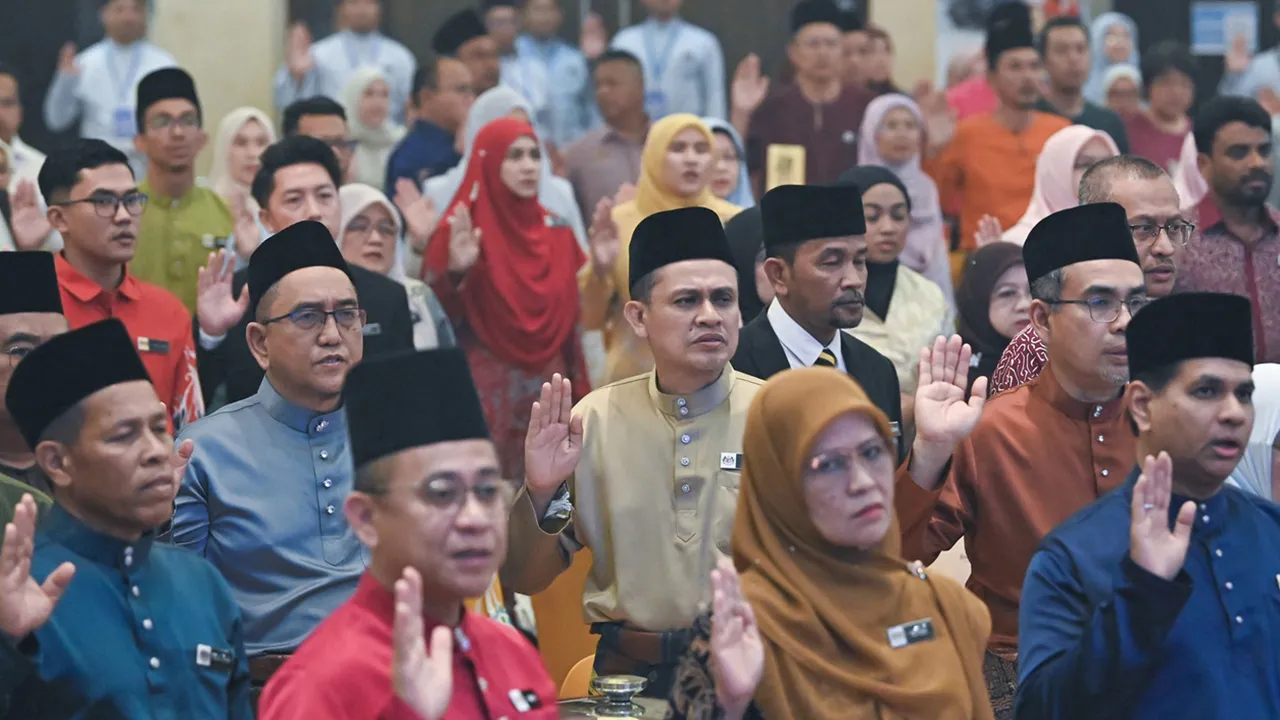 IPOH, 15 Mei -- Sebahagian guru lafaz ikrar pada Majlis Anugerah Hari Guru Tahun 2026 Peringkat Kebangsaan Kali ke-55 di sebuah hotel hari ini.  --fotoBERNAMA (2026) HAK CIPTA TERPELIHARA