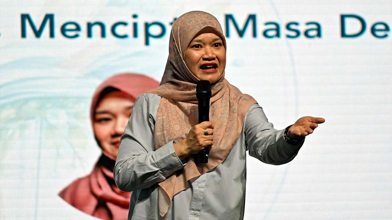 KUALA LUMPUR, 30 Mei -- Menteri Pendidikan Fadhlina Sidek berucap pada program Wawancara Bersama Menteri Pendidikan di Pesta Buku Antarabangsa Kuala Lumpur di Pusat Dagangan Dunia Kuala Lumpur (WTCKL) hari ini.  --fotoBERNAMA (2026) HAK CIPTA TERPELIHARA