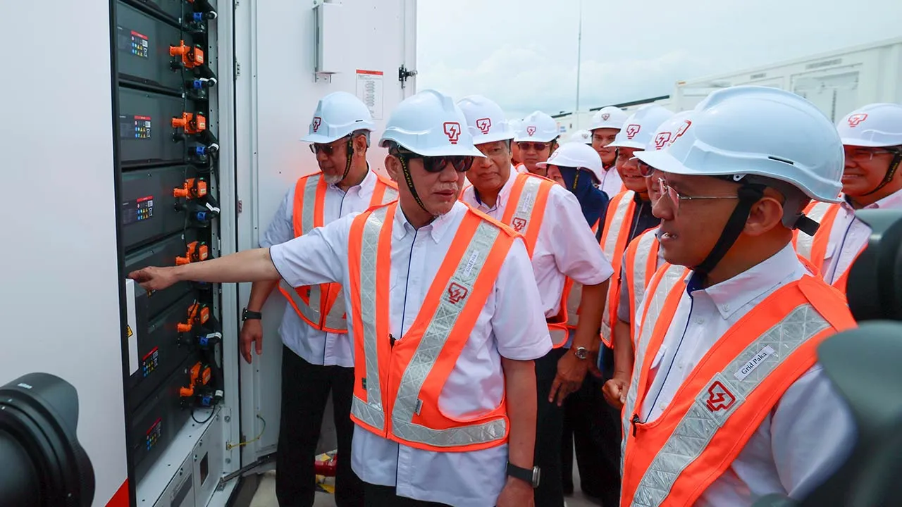 DUNGUN, 18 Mei -- Timbalan Perdana Menteri Datuk Seri Fadillah Yusof meninjau Sistem Penyimpanan Tenaga Bateri (BESS) Santong 100MW/400MWh di Santong, Paka hari ini.