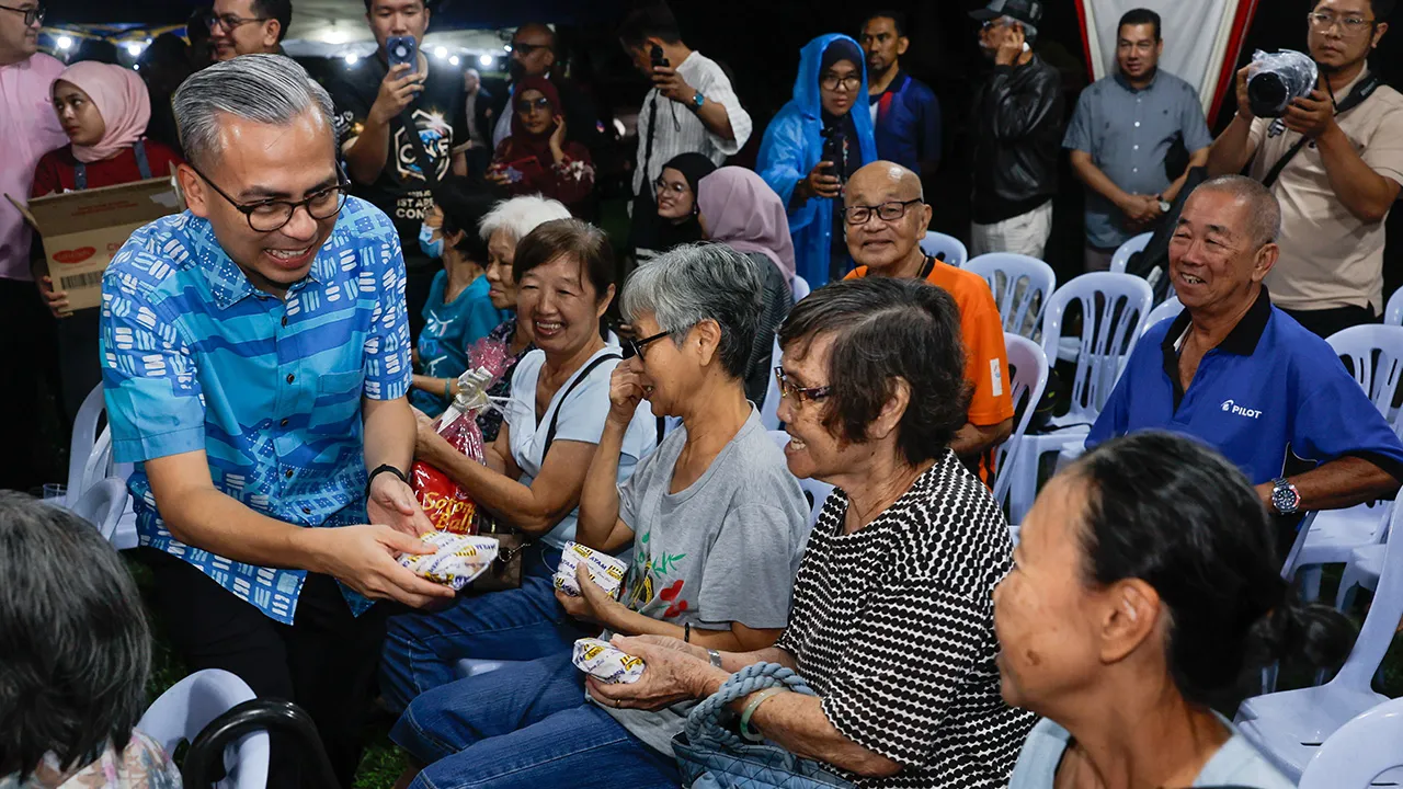 MELAKA, 8 Mei -- Menteri Komunikasi merangkap jurucakap Kerajaan Perpaduan, Datuk Fahmi Fadzil (kiri) meluangkan masa beramah mesra bersama orang ramai semasa hadir pada Program Wayang Pacak di Balai Raya Taman Bachang Baru, hari ini.  --fotoBERNAMA (2026) HAK CIPTA TERPELIHARA