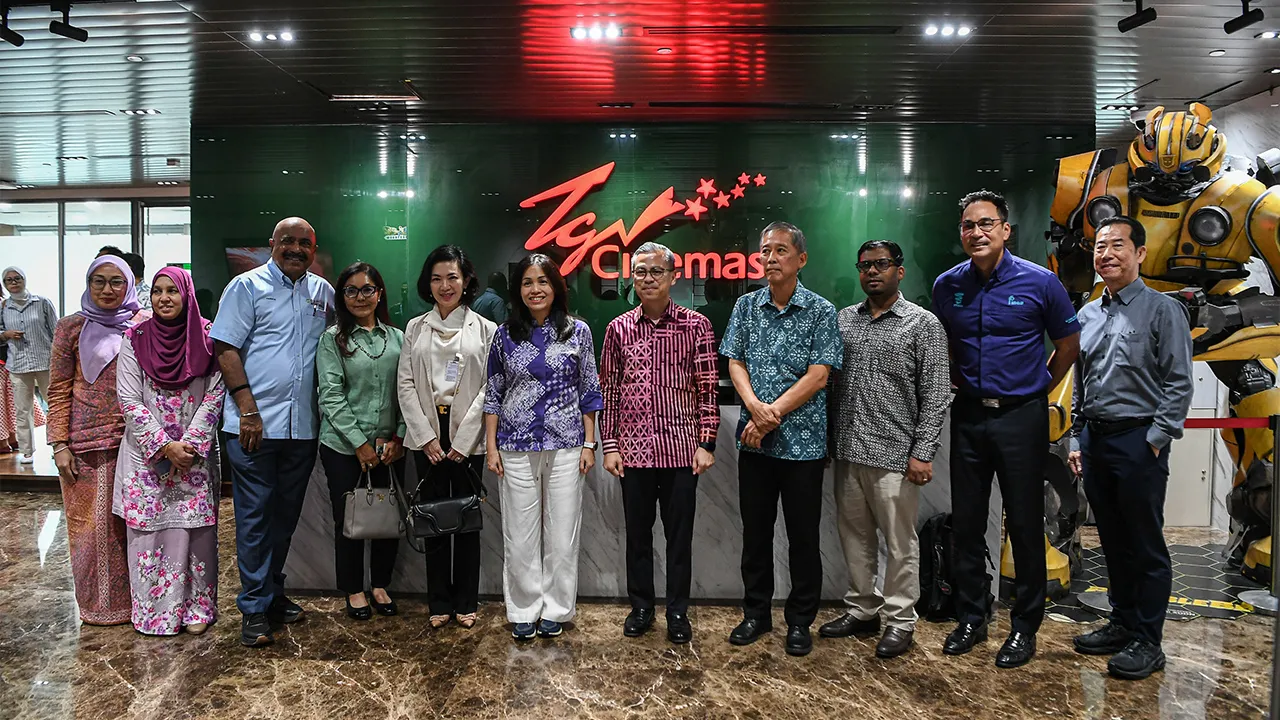 KUALA LUMPUR, 21 Mei -- Menteri Komunikasi Datuk Fahmi Fadzil (tengah) bergambar bersama pada Mesyuarat bersama Ketua Pegawai Eksekutif (CEO) Pawagam-Pawagam di Menara Maxis hari ini._BERNAMA