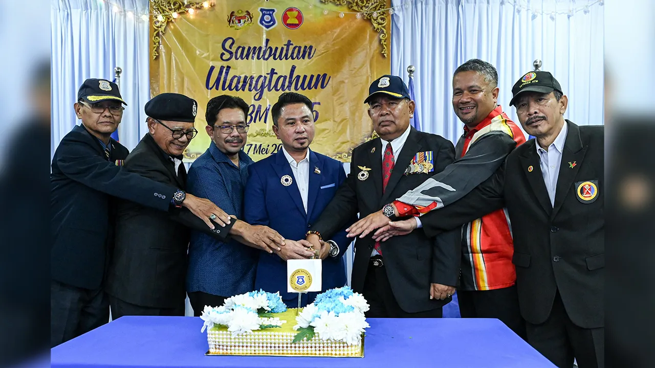 KUALA LUMPUR, 17 Mei -- Pengarah Akademi Kenegaraan Malaysia (AKM) Pejabat Perdana Menteri Faizal Iqram Ibeni Yanin (tengah) dan Presiden PSBM Datuk Seri Ramle Mat Daly (tiga, kanan) pada gimik perasmian Majlis Sambutan Ulang Tahun Pertubuhan Skuad Bakti Malaysia (PSBM) di Dewan Kebajikan Am Gombak Setia hari ini._BERNAMA