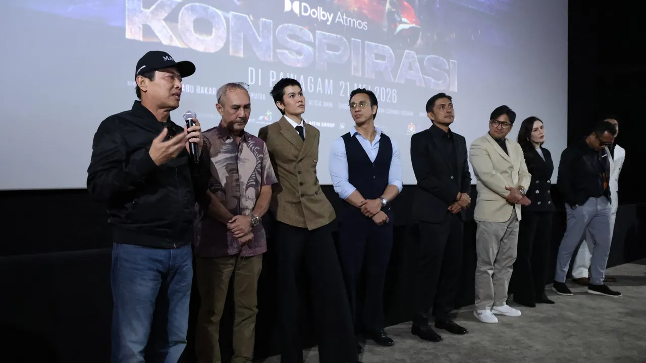 FILEM KONSPIRASI DEDAH REALITI TUGAS SPRM  Putrajaya, 10 Mei – Tayangan Khas filem Konspirasi menjadi platform kreatif dalam memperkukuh mesej antirasuah kepada masyarakat menerusi penghasilan filem aksi tempatan yang mengangkat tema penguatkuasaan rasuah secara realistik, dramatik dan berimpak tinggi. Filem berkenaan yang akan ditayangkan serentak di pawagam seluruh negara bermula 21 Mei ini turut mengetengahkan isu kebocoran maklumat siasatan membabitkan pendedahan data sulit, rahsia dan maklumat siasatan