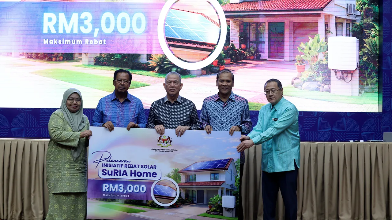 PUTRAJAYA, 22 Mei -- Timbalan Perdana Menteri merangkap Menteri Peralihan Tenaga dan Transformasi Air Datuk Seri Fadillah Yusof (tengah) pada Majlis Pelancaran Inisiatif Rebat Solar Sustainable Renave & Incentive Assistanve (SuRIA) Home dan Perhimpunan Bulanan (PETRA) bagi Bulan Mei 2026 di Menara (PETRA) hari ini.  Turut kelihatan Timbalan Menteri Peralihan Tenaga dan Transformasi Air (PETRA) Datuk Seri Abdul Rahman Mohamad (dua,kiri) dan Ketua Setiausaha Kementerian Peralihan Tenaga dan Transformasi Air (