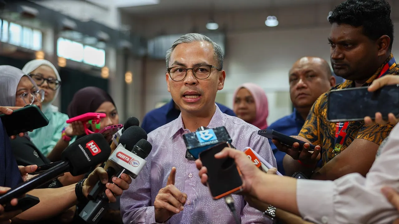 KUALA LUMPUR, 14 Mei -- Menteri Komunikasi Datuk Fahmi Fadzil ketika bertemu pengamal media selepas hadir pada Majlis Anugerah Cemerlang Sijil Pelajaran Malaysia dan Sambutan Hari Guru Parlimen Lembah Pantai di IWK Ecopark hari ini.  --fotoBERNAMA (2026) HAK CIPTA TERPELIHARA