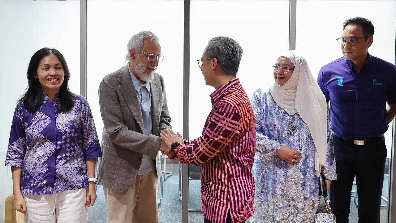 Always good to catch up with Yusuf Islam._FB Fahmi Fadzil