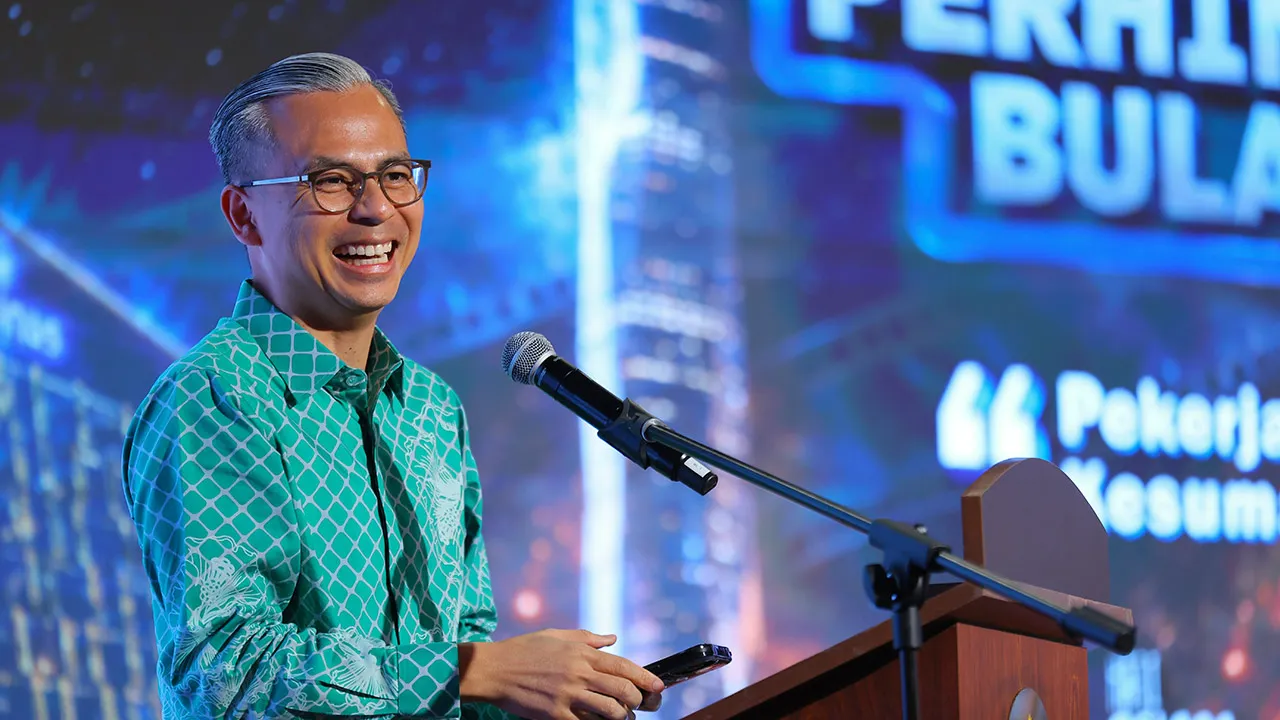 PUTRAJAYA, 12 Mei -- Menteri Komunikasi Datuk Fahmi Fadzil menyampaikan ucapan pada majlis perhimpunan bulanan Kementerian Komunikasi bagi bulan Mei yang dianjurkan oleh Perbadanan Kemajuan Filem Nasional Malaysia (FINAS) di Dewan Serbaguna Kementerian Komunikasi hari ini.  —fotoBERNAMA