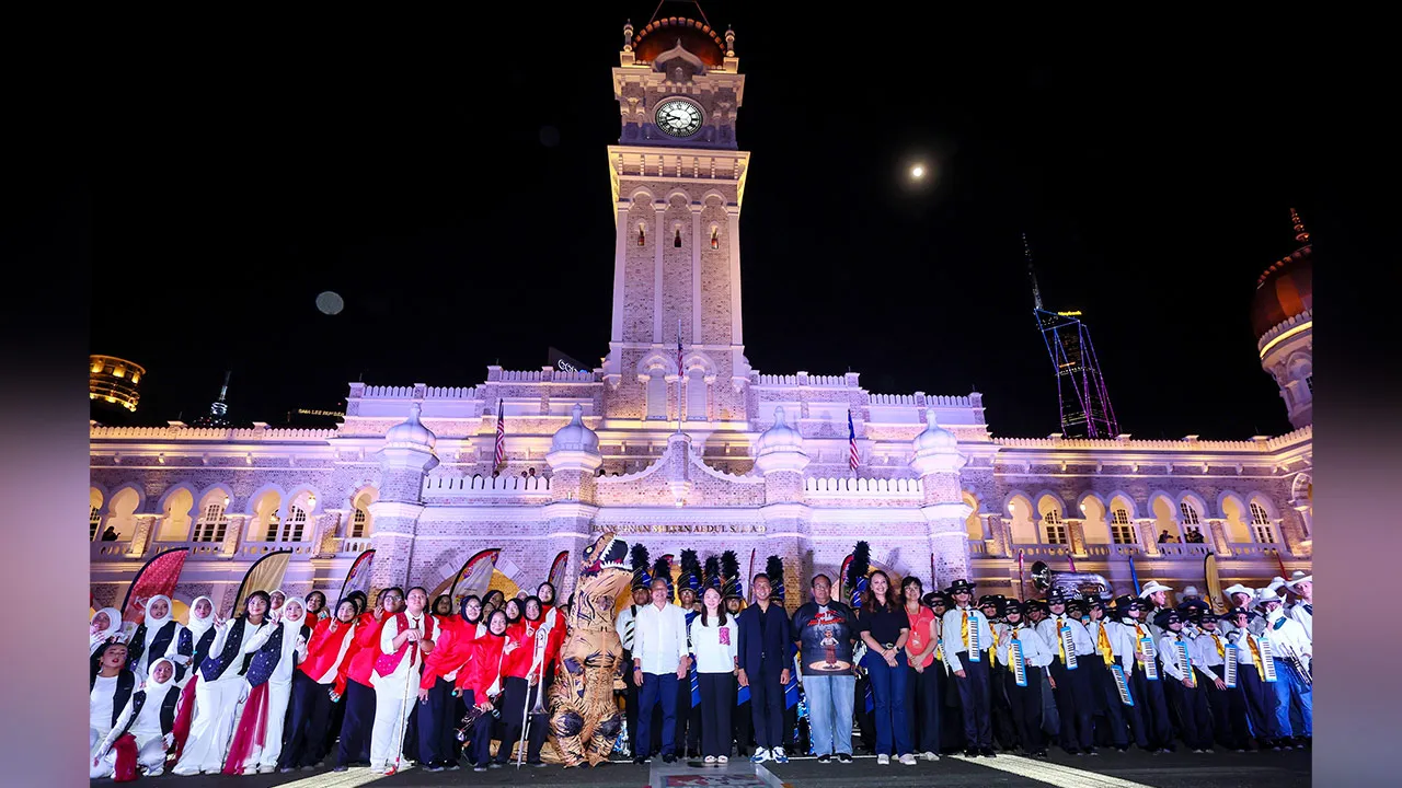 KUALA LUMPUR, 30 Mei -- Menteri di Jabatan Perdana Menteri (Wilayah Persekutuan) Hannah Yeoh (tengah) bergambar bersama peserta sempena majlis penutup Festival Kuala Lumpur 2026 dan pelancaran Sukan Muzik Asia (AMG) Kuala Lumpur 2026 di Dataran Merdeka di sini malam ini.  --fotoBERNAMA