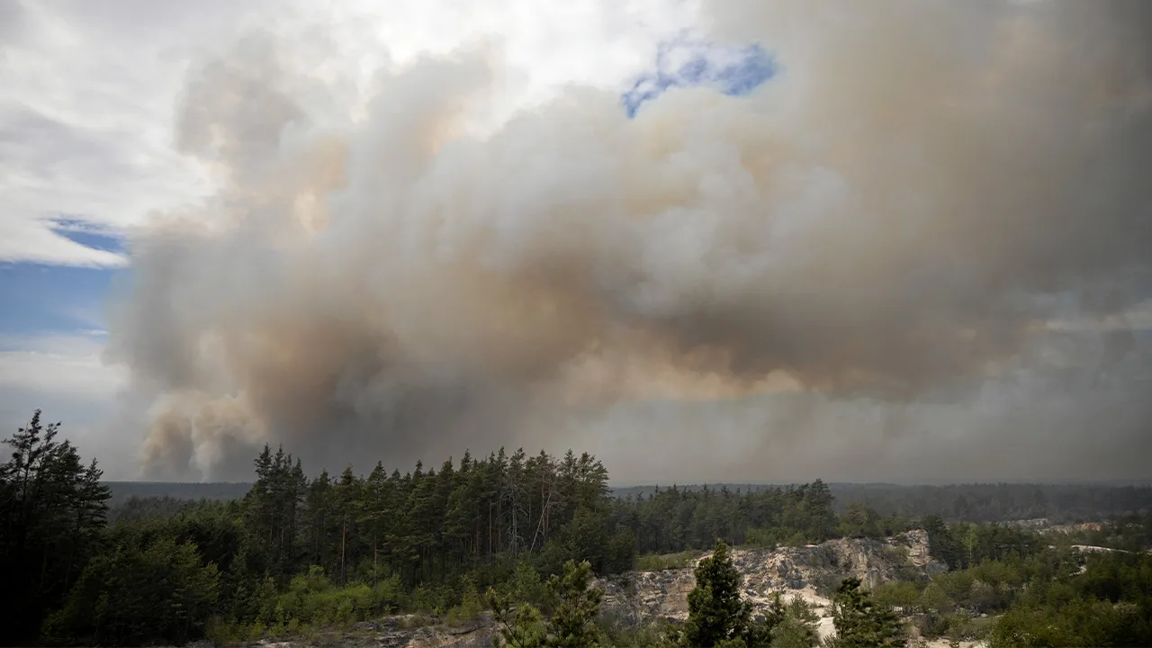Smoke rises from a forest fire near Jozefow, Poland, May 6, 2026. Jakub Orzechowski/Agencja Wyborcza.pl via REUTERS ATTENTION EDITORS - THIS IMAGE WAS PROVIDED BY A THIRD PARTY. POLAND OUT. NO COMMERCIAL OR EDITORIAL SALES IN POLAND.