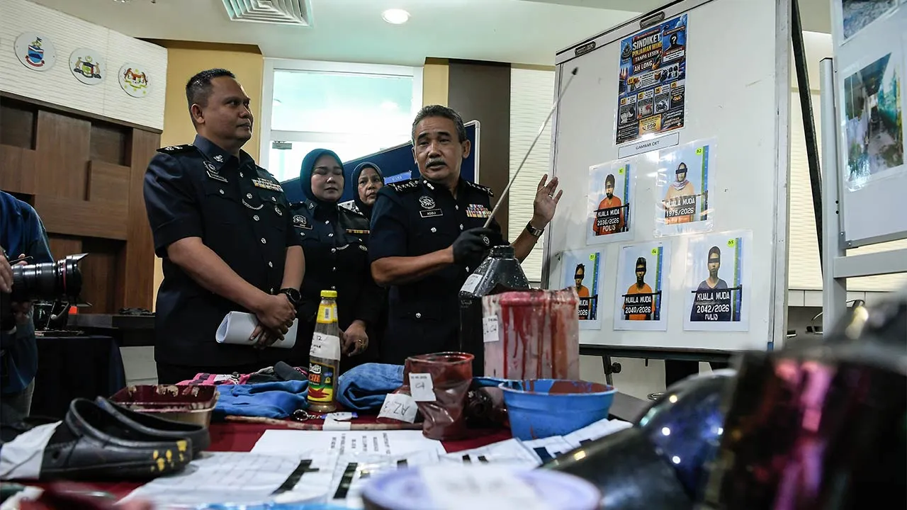 ALOR SETAR, 5 Mei -- Ketua Polis Kedah Datuk Adzli Abu Shah memberi penerangan mengenai penahanan lima suspek termasuk pasangan suami isteri yang dipercayai menjadi 'budak suruhan' sindiket pinjaman wang tidak berlesen atau ah long 'Geng Atan' dan aktif melakukan ugutan jenayah termasuk menyimbah cat dan membakar kenderaan di sekitar kawasan Sungai Petani, ketika sidang media di Ibu Pejabat Polis Kontinjen (IPK) Kedah hari ini.  Adzli berkata pihaknya telah menerima satu laporan polis pada 16 April lalu dar