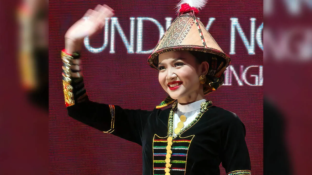KOTA KINABALU, 31 Mei -- Finalis Unduk Ngadau Kaamatan dari daerah Papar, Gelvia Vanessa Jenny tampil anggun dan menawan ketika dinobatkan sebagai Unduk Ngadau Kaamatan Peringkat Negeri Sabah 2026 pada pertandingan akhir yang berlangsung di Dewan Hongkod Koisaan, KDCA, Penampang hari ini._BERNAMA