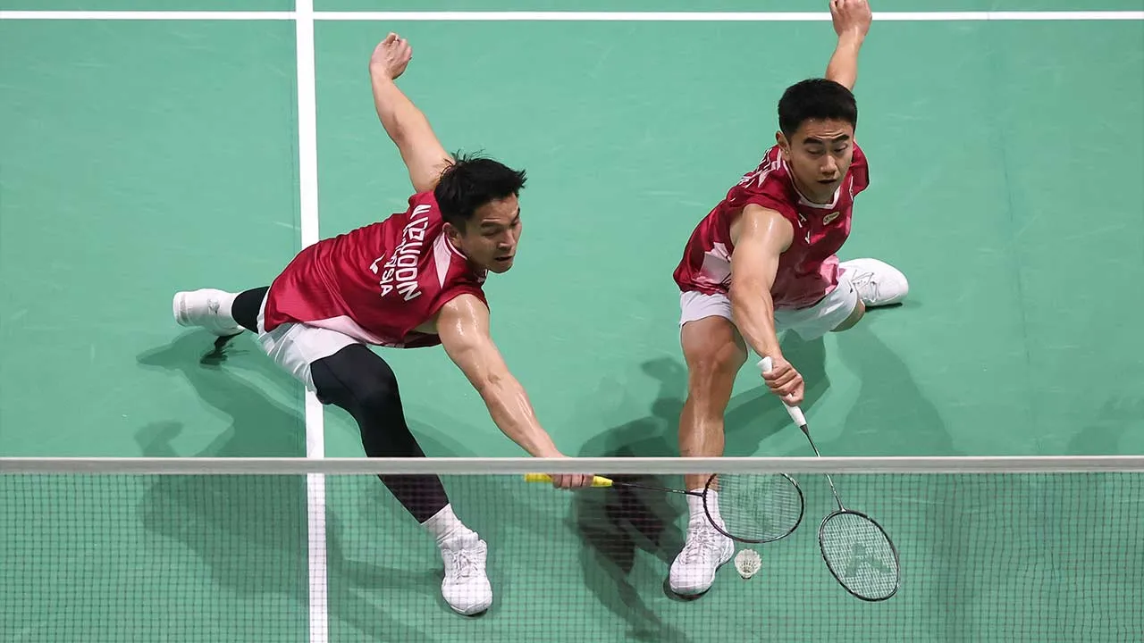 KUALA LUMPUR, 8 Jan -- Pasangan profesional badminton lelaki negara Goh Sze Fei-Nur Izzuddin Mohd Rumsani,beraksi menentang beregu England, Ben Lane dan Sean Vendy, pada Kejohanan Badminton Terbuka Malaysia Petronas 2026 di Stadium Axiata Arena, di sini, hari ini.   Goh Sze Fei dan Nur Izzuddin kalah kepada Ben Lane dan Sean Vendy 13-21 17-21.  --fotoBERNAMA (2026) HAK CIPTA TERPELIHARA