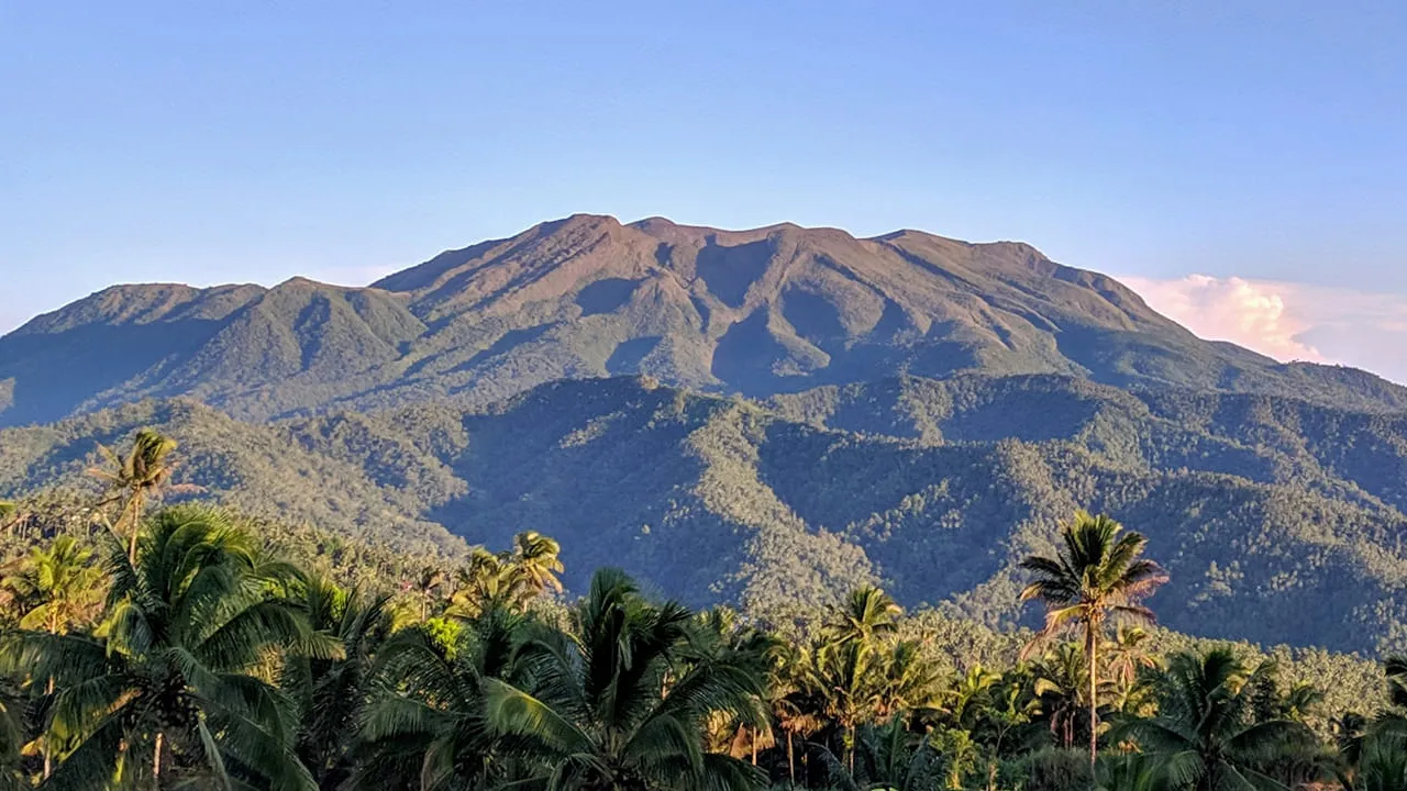 Gunung Awu di indonesia