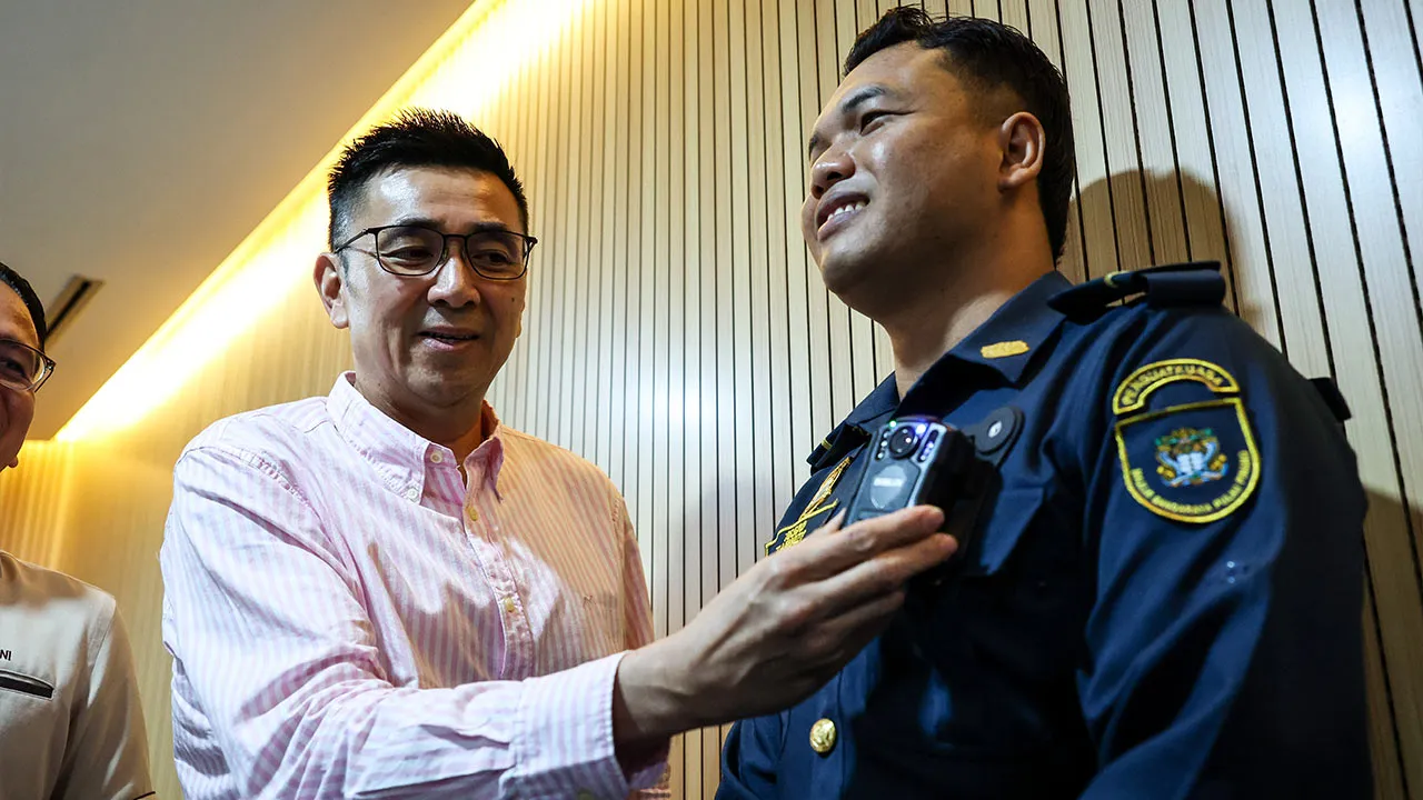 GEORGE TOWN, 19 Mei - Pengerusi Jawatankuasa Kerajaan Tempatan dan Perancangan Bandar dan Desa negeri H'ng Mooi Lye (kiri) menunjukkan kamera badan yang dipasang pada penguat kuasa Majlis Bandaraya Pulau Pinang (MBPP) ketika sidang media di Kompleks Tun Abdul Razak (KOMTAR) hari ini berhubung operasi penguatkuasaan Perintah Khidmat Masyarakat (PKM).   -- fotoBERNAMA (2026) HAK CIPTA TERPELIHARA
