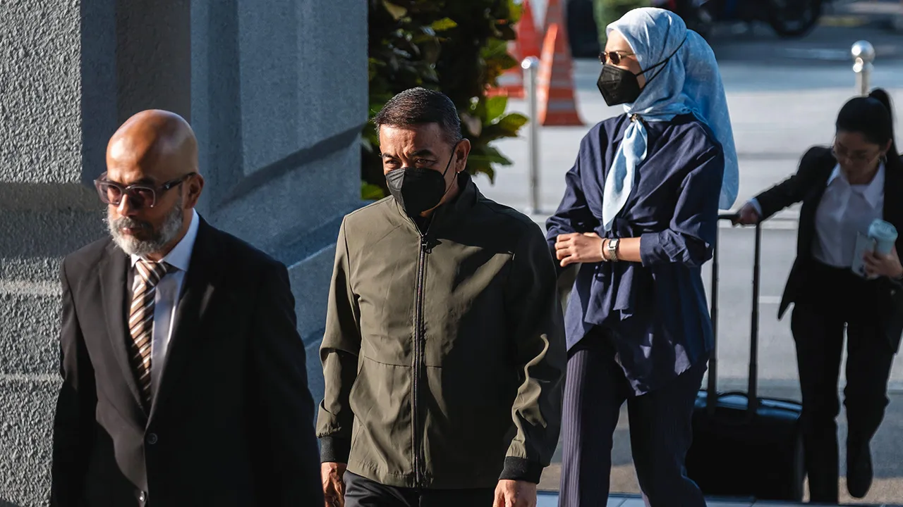 KUALA LUMPUR, 30 Mac -- Sebanyak 11 pertuduhan menerima wang hasil aktiviti haram dihadapi bekas Panglima Tentera Darat (PTD) Tan Sri Muhammad Hafizuddeain Jantan dan isterinya Salwani Anuar @ Kamaruddin akan dibicarakan serentak di Mahkamah Sesyen di sini.  Hakim Azura Alwi membuat keputusan itu selepas membenarkan permohonan Timbalan Pendakwa Raya Mahadi Abdul Jumaat supaya kes berkenaan dibicarakan bersama-sama yang tidak dibantah peguam Aizul Rohan Anuar dan Fahmi Abd Moin yang masing-masing mewakili Mu