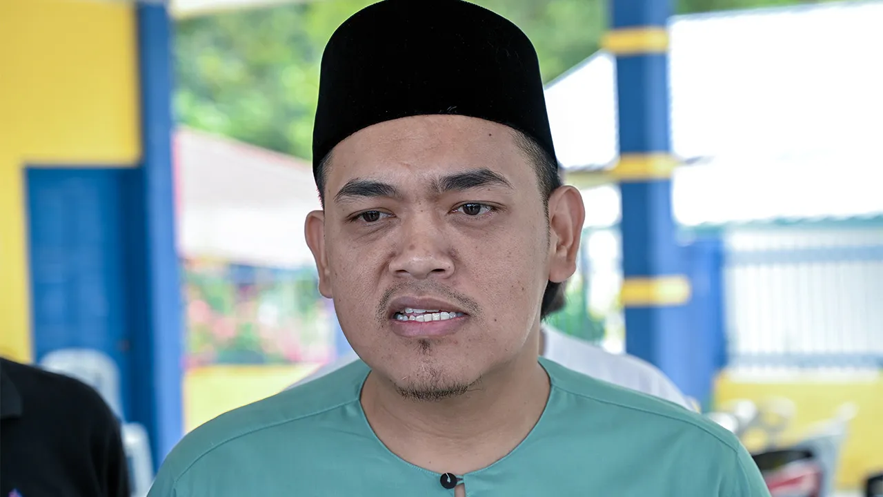 IPOH, 30 Mei -- Pegawai Khas Kanan Ahli Parlimen Tambun Muhammad Hairul Amir Sabri bercakap pada media di Program Korban Perdana Aidiladha dan Kenduri Rakyat 2026 peringkat Rancangan Penempatan Semula (RPS) Ulu Kinta di Perkampungan Orang Asli Kampung Makmur di sini hari ini.  Perdana Menteri Datuk Seri Anwar Ibrahim menyumbang lapan ekor lembu kepada 2,000 penduduk dari tujuh perkampungan Orang Asli di Ulu Kinta untuk ibadah korban bersempena dengan Aidiladha pada tahun ini.  --fotoBERNAMA (2026) HAK CIPTA