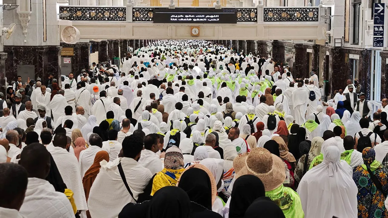 MEKAH, 3 Jun -- Semasa menunaikan ibadah umrah, para jemaah melakukan Sa'i dengan berjalan dari Bukit Safa menuju Bukit Marwah.
