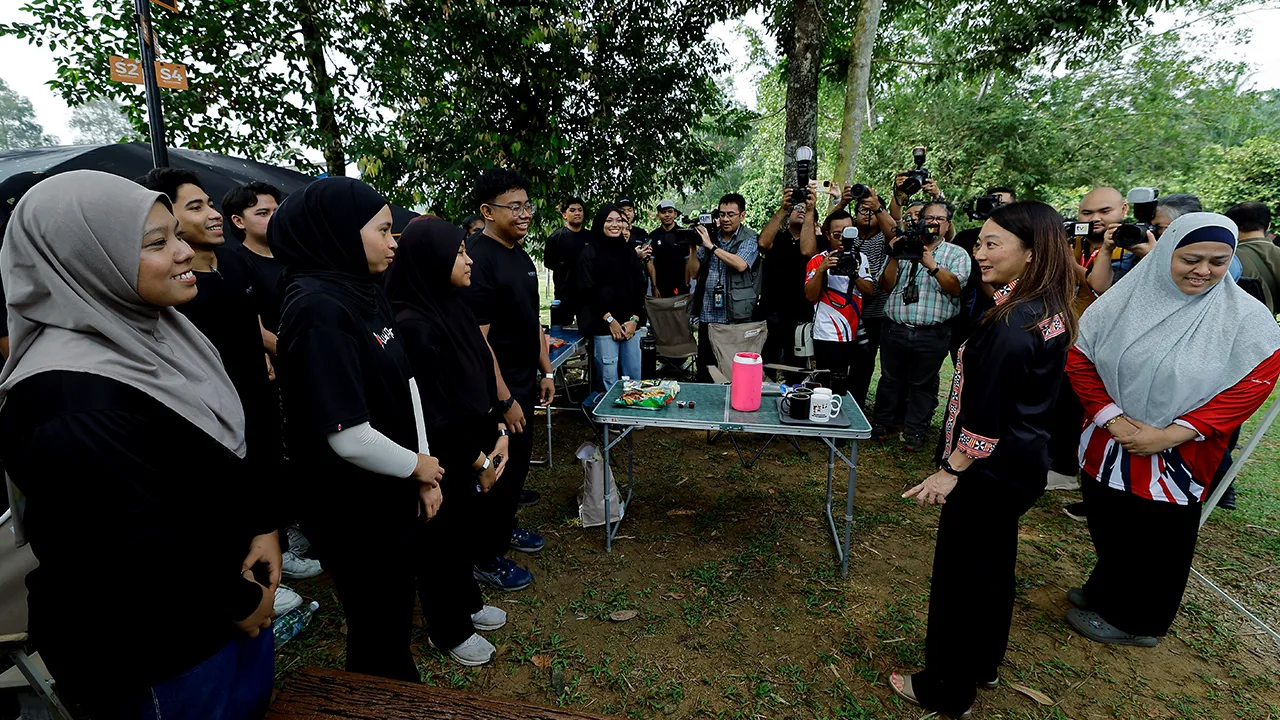 PUTRAJAYA, 8 Mei -- Menteri di Jabatan Perdana Menteri (Wilayah Persekutuan) Hannah Yeoh beramah mesra bersama para pengunjung selepas merasmikan Tapak Perkhemahan Taman Wetland Putrajaya hari ini.  --fotoBERNAMA (2026) HAK CIPTA TERPELIHARA