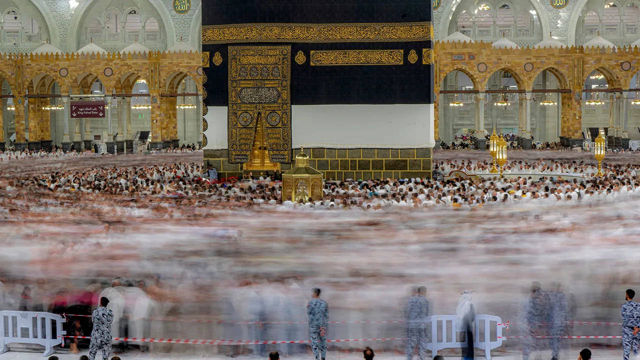 MEKAH, 25 Mei -- Jemaah haji dari seluruh dunia melakukan tawaf mengelilingi kaabah pada hari tarwiyah di Masjidil Haram hari ini.  Hari Tarwiyah menandakan permulaan ibadah haji, jemaah akan mula bermalam di Mina dan bersiap sedia untuk berwukuf di Arafah pada keesokan harinya pada 9 Zulhijjah 1447H bersamaan 26 Mei 2026.  --fotoBERNAMA (2026) HAK CIPTA TERPELIHARA