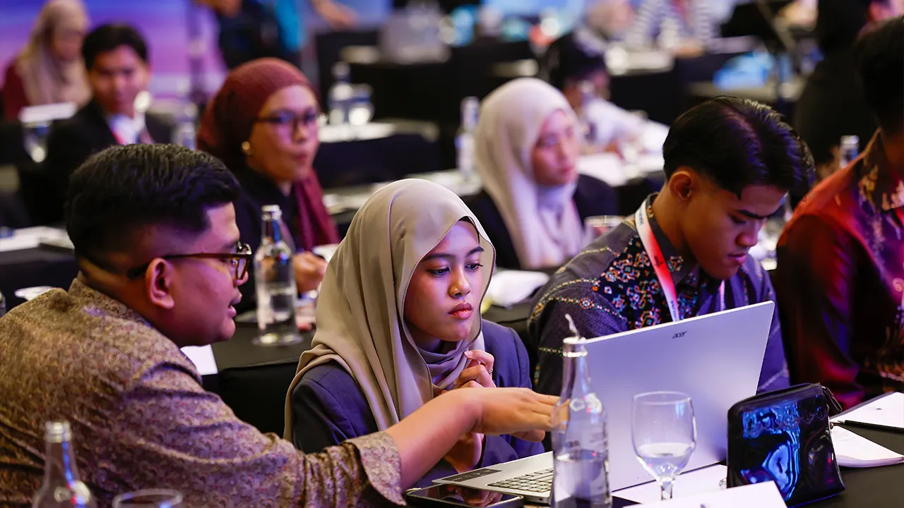 KUALA LUMPUR, May 7 -- More than 200 media practitioners, including academics, public relations professionals and students from public and private universities, gather in the capital today for the HAWANA 2026 Media Forum, focusing on the sustainability challenges of the media industry amid digitalisation and artificial intelligence (AI)._BERNAMA