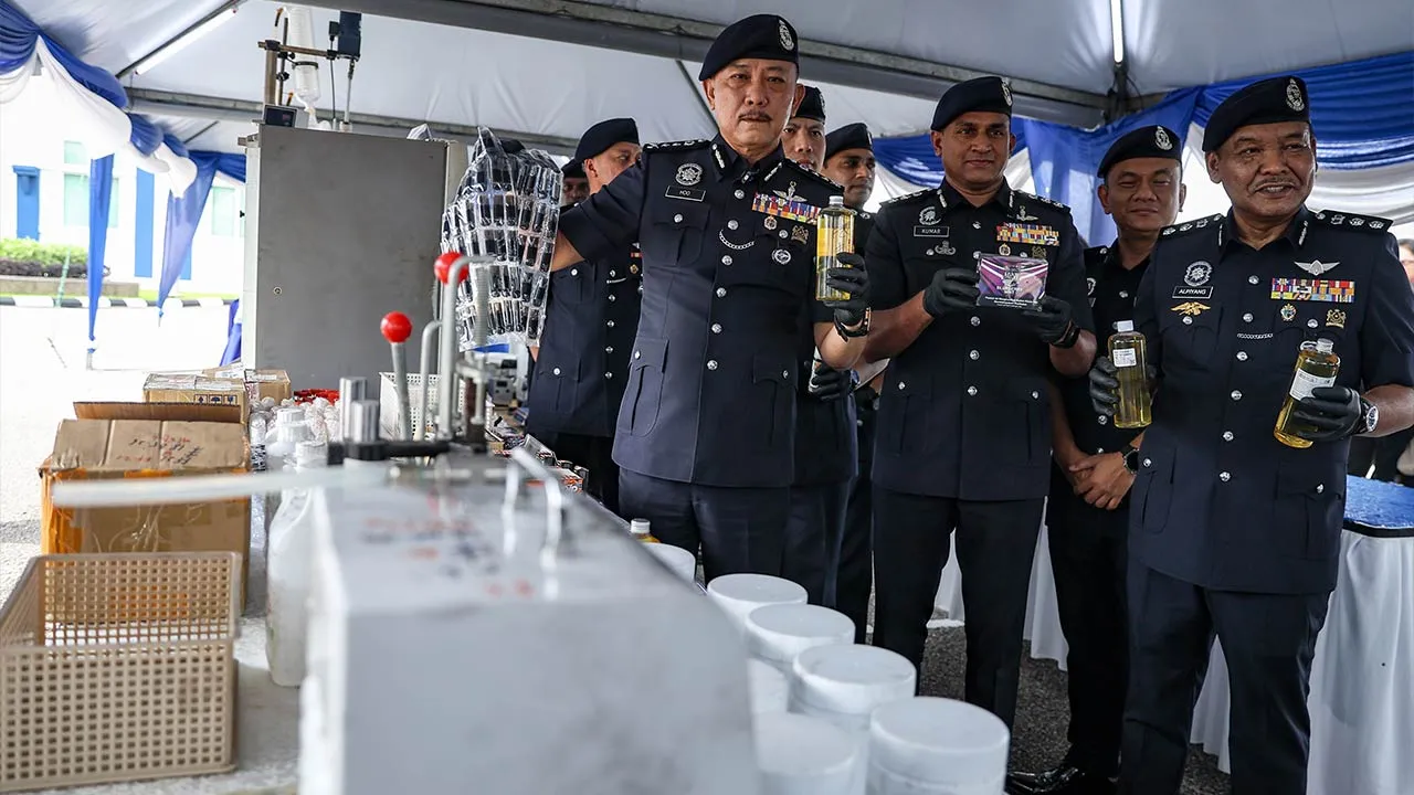 ISKANDAR PUTERI, 22 Mei -- Pemangku Ketua Polis Johor DCP Hoo Chuan Huat (kiri) menunjukkan bahan kimia yang digunakan untuk memproses dadah pada sidang media di Ibu Pejabat Polis Daerah Iskandar Puteri, hari ini.