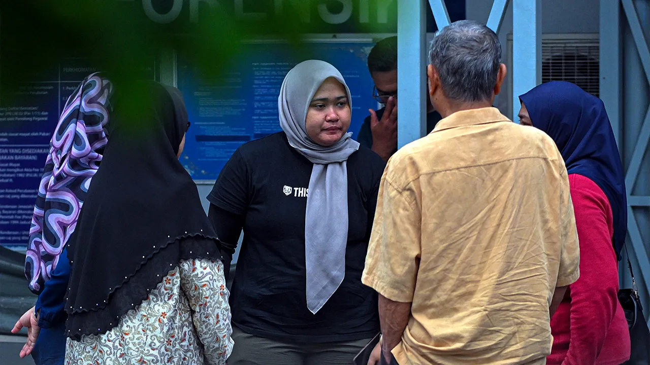 KAJANG, 3 Mei -- Ibu kepada mangsa lemas, Nordina Zulkarnain, 34, tiba di Hospital Kajang bagi proses bedah siasat selepas mayat kanak-kanak perempuan yang terjatuh dan dihanyutkan arus deras di Bandar Mahkota Cheras pada Jumaat lepas ditemukan lemas di Sungai Langat berhampiran Jalan Reko, hari ini._BERNAMA