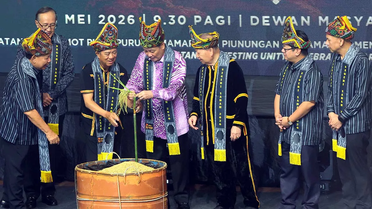 PAPAR,1 Mei -- SEMANGAT PADI ... Ketua Menteri Sabah Datuk Seri Hajiji Noor meletakkan tangkai padi pada "tangkob" (tempat menyimpan padi) sebagai simbolik Pelancaran Perayaan Pesta Kaamatan Peringkat Negeri Sabah 2026 di Dewan Masyarakat Papar hari ini.  --fotoBERNAMA (2026) HAK CIPTA TERPELIHARA.