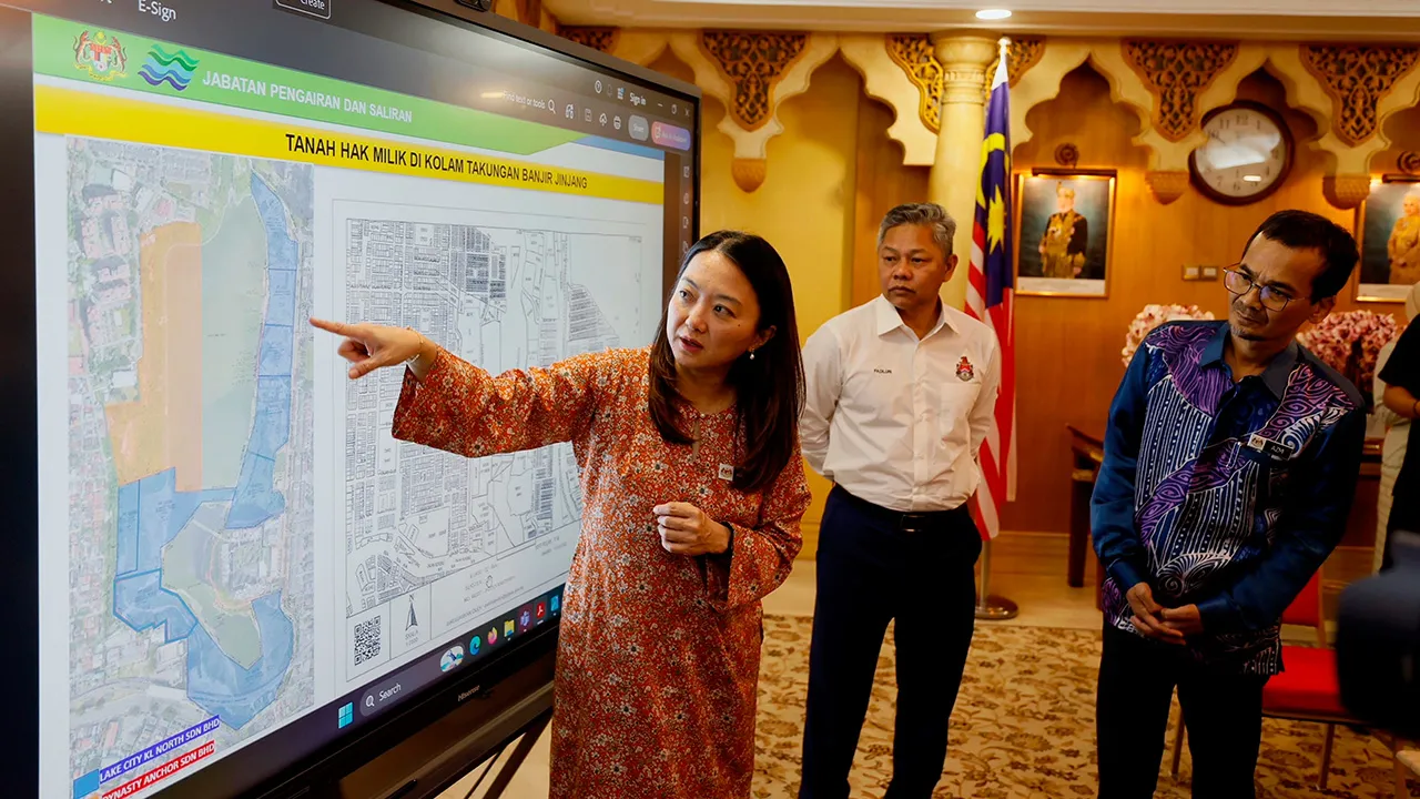 KUALA LUMPUR, 12 Mei -- Menteri di Jabatan Perdana Menteri (Wilayah Persekutuan), Hannah Yeoh melihat lokasi tanah hak milik di kolam takungan banjir di Jinjang pada sidang akhbar mitigasi banjir di Kuala Lumpur di Dewan Bandaraya Kuala Lumpur (DBKL), hari ini.  Turut hadir Datuk Bandar Kuala Lumpur, Datuk Seri TPr Fadlun Mak Ujud (tengah).  --fotoBERNAMA (2026) HAK CIPTA TERPELIHARA