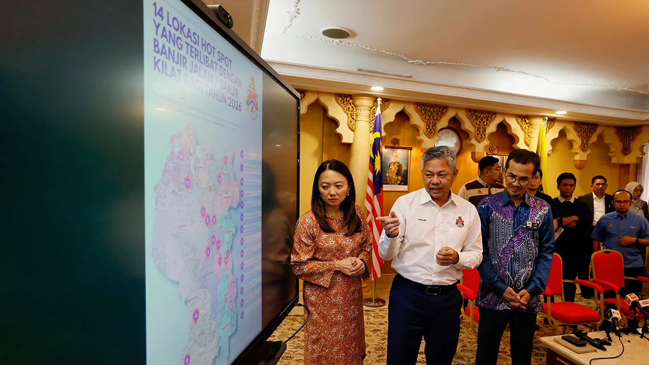KUALA LUMPUR, 12 Mei -- Menteri di Jabatan Perdana Menteri (Wilayah Persekutuan), Hannah Yeoh (kiri) melihat 14 lokasi hot spot yang terlibat dengan banjir jalan dan banjir kilat bagi 2026 pada sidang akhbar mitigasi banjir di Kuala Lumpur di Dewan Bandaraya Kuala Lumpur (DBKL), hari ini.  Turut hadir Datuk Bandar Kuala Lumpur, Datuk Seri TPr Fadlun Mak Ujud (tengah).  --fotoBERNAMA