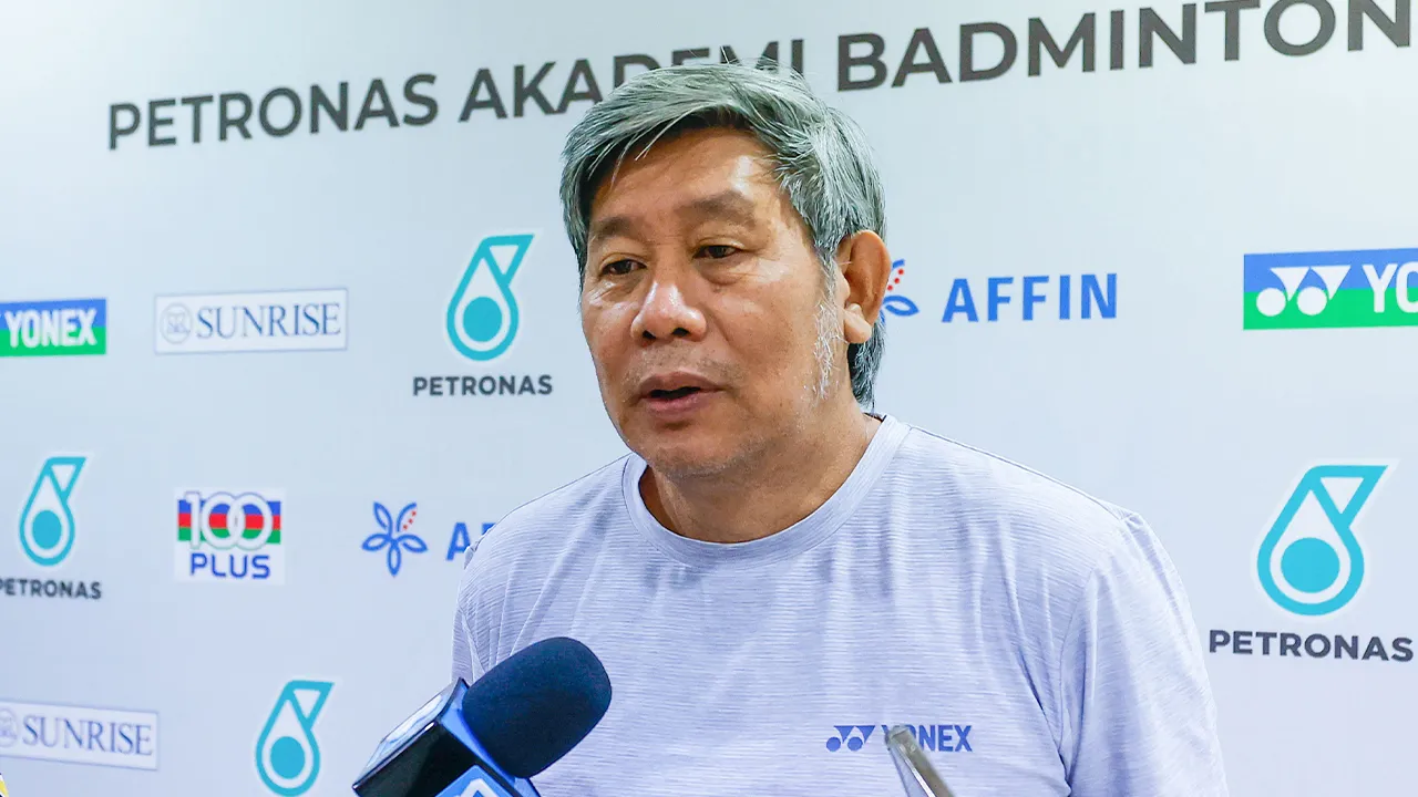 KUALA LUMPUR, 1 Feb -- Ketua jurulatih beregu lelaki negara Herry Iman Pierngadi (kanan) menjawab pertanyaan media selbaik memulakan tugas secara rasmi di Akademi Badminton Malaysia, Bukit Kiara hari ini.  -- fotoBERNAMA (2025) HAK CIPTA TERPELIHARA