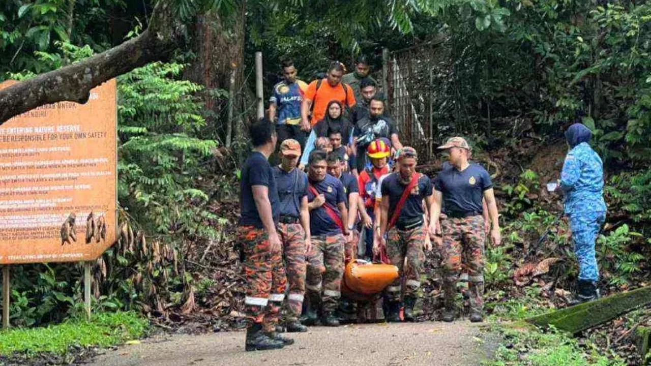 Mangsa dibawa turun oleh pasukan penyelamat sebelum disahkan meninggal dunia. - Foto IPD Kluang