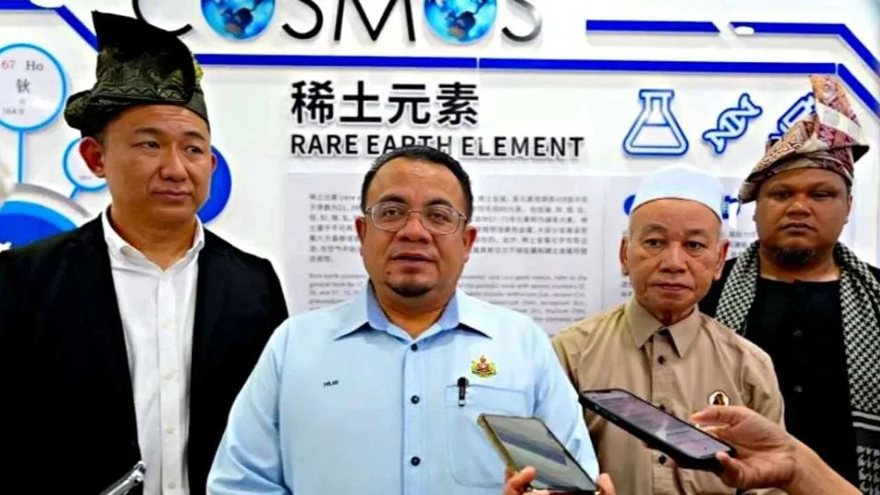 Hilmi (dua dari kiri) ketika Majlis Perasmian Kelstone Cosmos Lab di Tunjong, Kota Bharu pada Ahad.