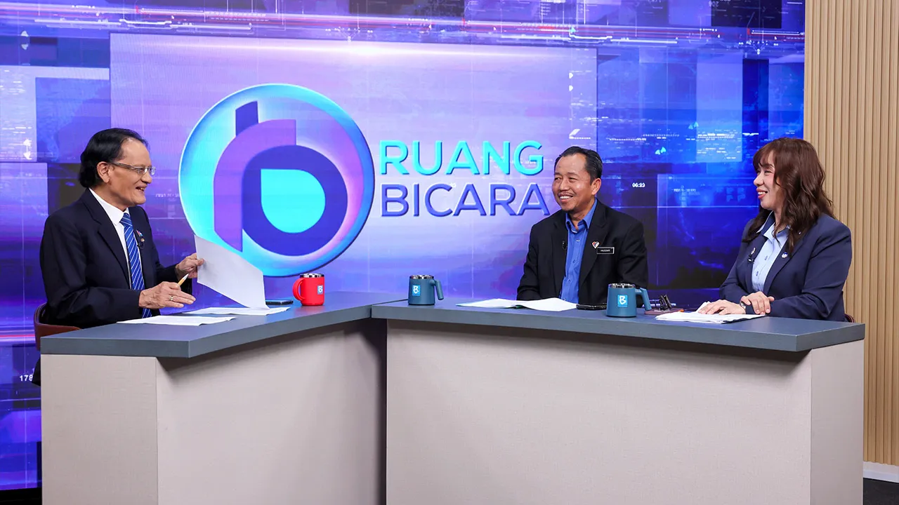 KUALA LUMPUR, 5 Mei -- Ketua Pengarah Lembaga Lebuhraya Malaysia (LLM) Ir Mohd Hadzmir Yusoff (tengah) dan Ketua Pegawai Eksekutif Divisyen Tol IJM Chua Lay Hoon (kanan) diwawancara hos Datuk Sherkawi Jirim (kiri) pada Program Ruang Bicara bertajuk 'Pembinaan Lebuhraya Bertol: Pelaburan Untuk Masa Depan' di Wisma Bernama malam ini._BERNAMA