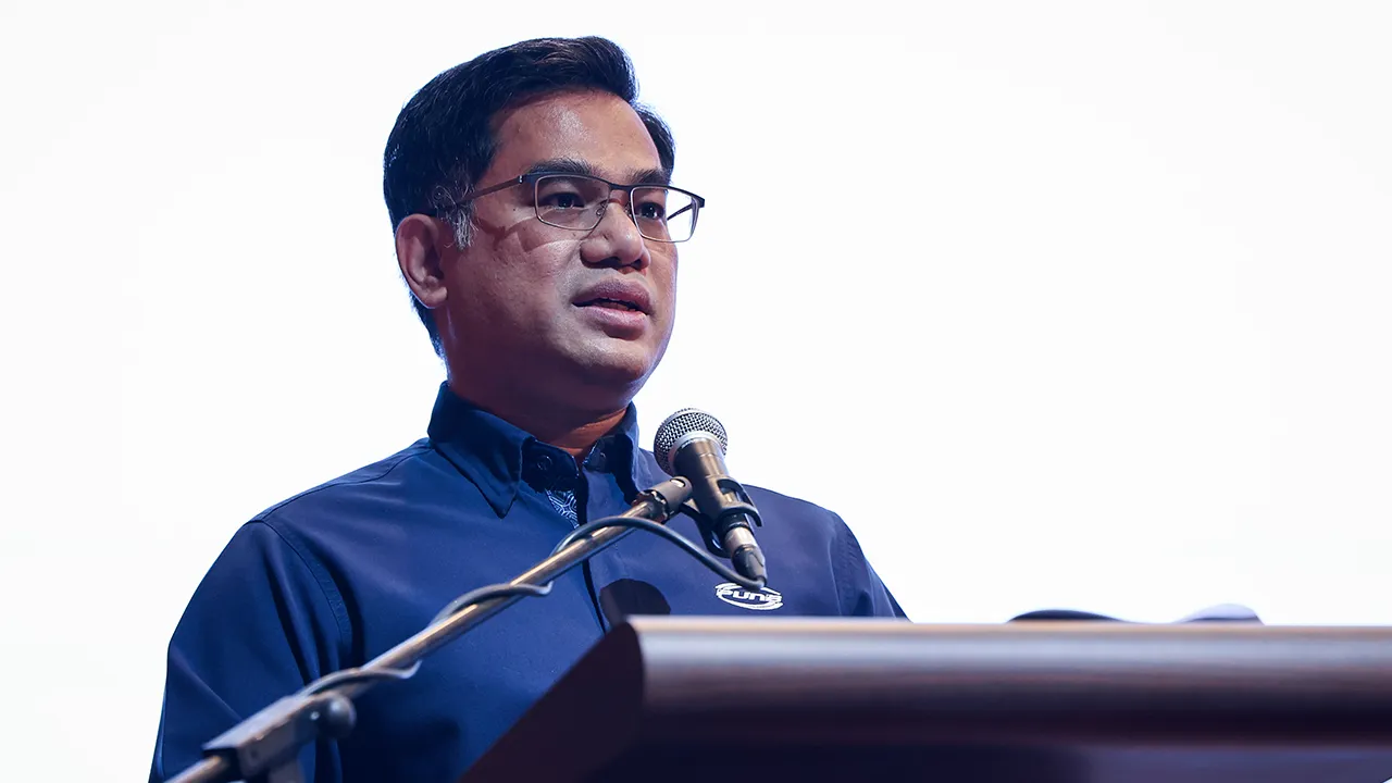 BUTTERWORTH, 17 Nov -- Ketua Pegawai Eksekutif Perbadanan Usahawan Nasional Berhad (PUNB) Izwan Zainuddin menyampaikan ucapan pada Majlis Sesi Jaringan dan Forum Perkongsian Pengalaman Usahawan Wilayah Utara 2025 hari ini.  -- fotoBERNAMA (2025) HAK CIPTA TERPELIHARA