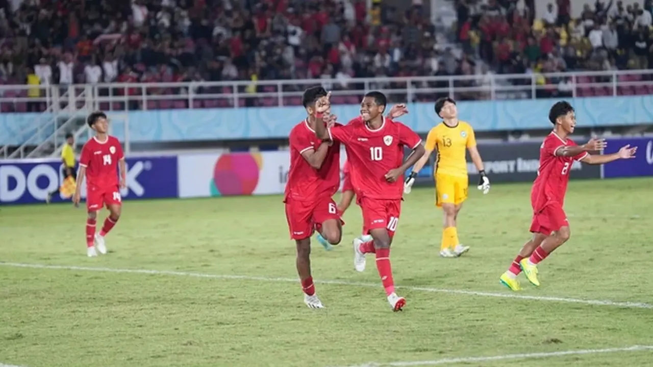 Padah makes a tackle. The career of the young Indonesian linebacker is on the verge of collapse.  Former Indonesian Under-17 World Cup player, Fadly Alberto Henga, has been suspended from all football activities by the All-Indonesian Football Association (PSSI) with immediate effect.
