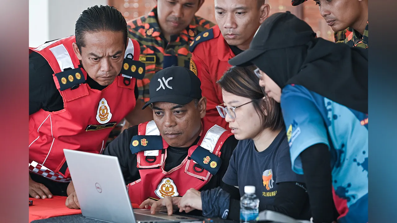 TAPAH, 30 Mei -- Penolong Pengarah Operasi Jabatan Bomba dan Penyelamat Malaysia (JBPM) Perak, Sabarodzi Nor Ahmad (dua kiri), mendengar penerangan daripada wakil Persatuan Badan Bukan Kerajaan (NGO) PELINDUNG, Liang Neo Song Wee (dua kanan), mengenai rakaman ‘camera trap’ yang dipasang di kawasan dipercayai lokasi mangsa pendaki wanita yang hilang, Jaslinda Saludin, 49, ketika ditemui di Pusat Kawalan Hadapan (PKH) Bomba di Batalion 3 PGA, Bidor, hari ini.   --fotoBERNAMA (2026) HAK CIPTA TERPELIHARA