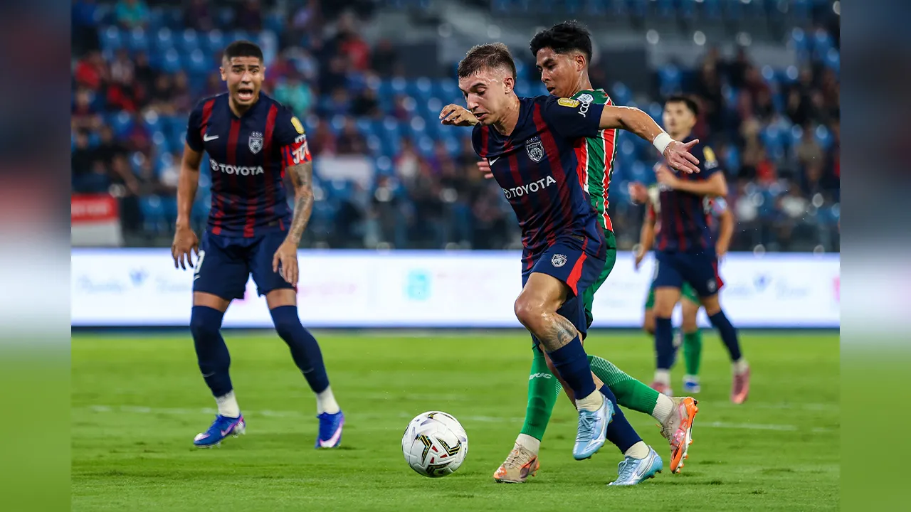 ISKANDAR PUTERI, 10 Mei -- Pemain JDT Manuel Federico Hidalgo Gasparani (tengah) cuba melepasi kawalan ketat pemain Kelantan The Real Warriors FC Muhammad Syaahir Saiful Nizam (kanan) pada saingan Liga Super Malaysia 2025/2026 di Stadium Sultan Ibrahim hari ini.  Tamat masa perlawanan dengan jaringan Kelantan The Real Warriors FC 1 - 14 JDT.  --fotoBERNAMA (2026) HAK CIPTA TERPELIHARA