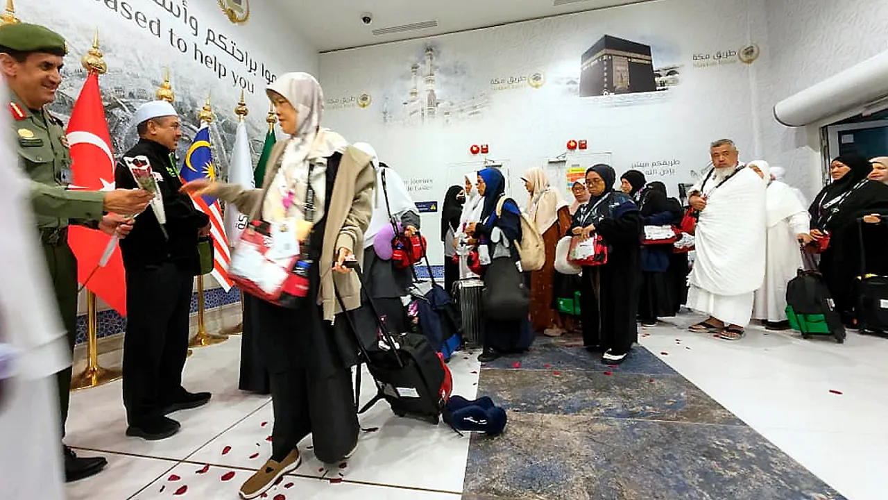 JEDDAH, 3 Mei -- Seramai 276 jemaah kumpulan KT48 menerusi penerbangan pertama terus KLIA-Jeddah selamat tiba pada 4.40 pagi (9.40 pagi waktu Malaysia) di Terminal Haji Lapangan Terbang Antarabangsa King Abdulaziz, Jeddah.  Kesemua jemaah tiba dalam keadaan berihram selepas berniat di Qarnul Manazil di dalam pesawat kira-kira sejam sebelum mendarat.  Mereka kemudian meneruskan perjalanan menaiki bas ke penginapan di Makkah, Abraj Al Janadriyah, yang mengambil masa sekitar satu jam 30 minit bagi memulakan ib