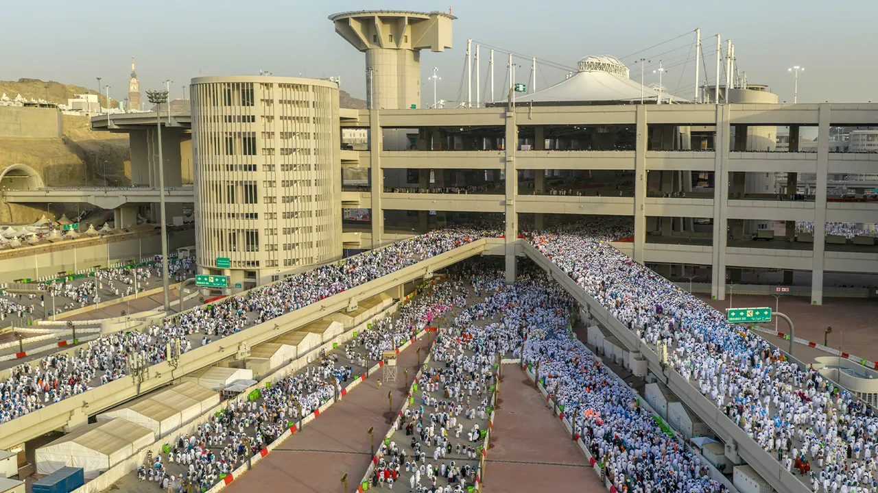 MINA, 27 Mei -- Jemaah haji dari seluruh pelusuk dunia menuju ke Jamarat bagi melaksanakan rukun haji melontar Jamrah hari ini.  --fotoBERNAMA (2026) HAK CIPTA TERPELIHARA/ SAUDI PRESS AGENCY