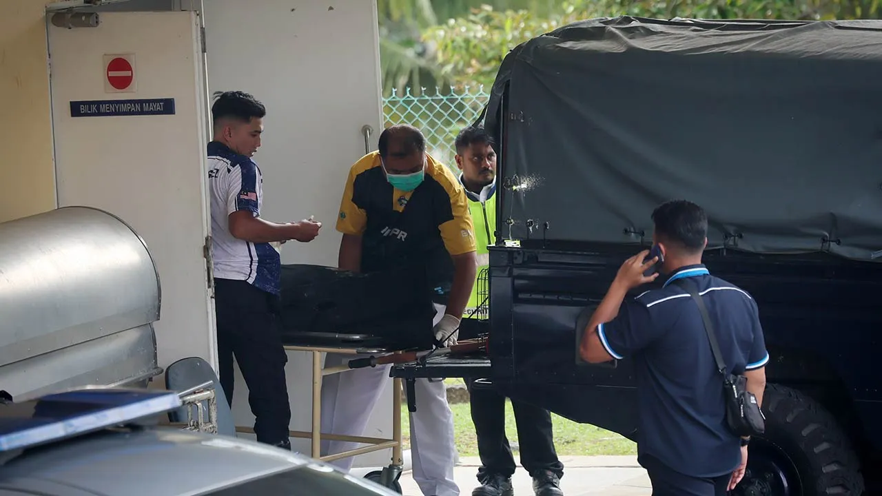 HULU SELANGOR, 26 Mei -- Jenazah Nur Izzati Humaira Azizul, 19, dibawa keluar dari Unit Forensik Hospital Kuala Kubu Bharu untuk dihantar ke Unit Forensik Hospital Sungai Buloh bagi proses bedah siasat.