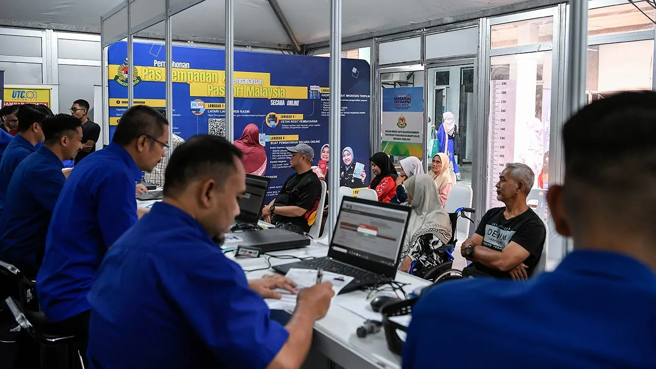 BALING, 4 Sept -- Kaunter Jabatan Imigresen Malaysia (JIM) yang menawarkan perkhidmatan permohonan pas sempadan dan pembaharuan pasport secara dalam talian, menjadi tumpuan pengunjung Program MADANI Rakyat (PMR) di Kompleks Sukan Majlis Daerah Baling di sini hari ini.