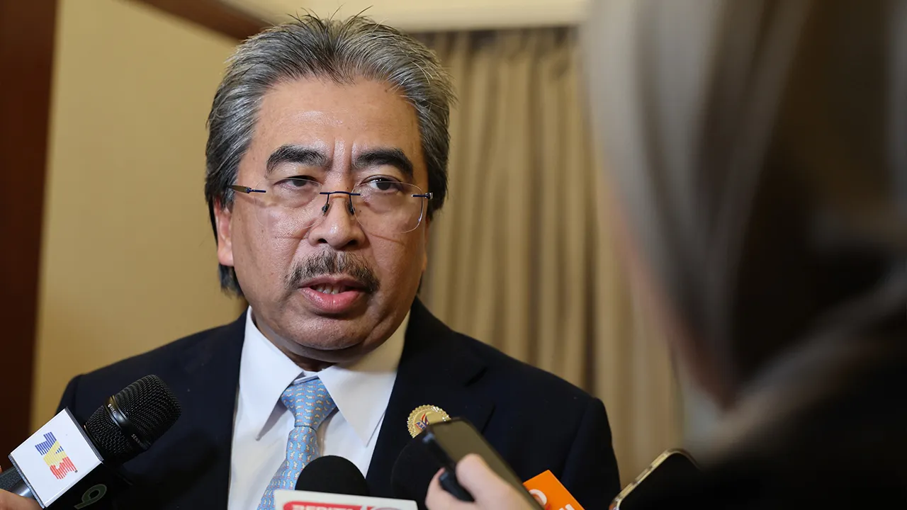 CEBU (Filipina), 7 Mei -- Menteri Pelaburan, Perdagangan dan Industri Datuk Seri Johari Abdul Ghani ketika ditemui pengamal media Malaysia semasa hadir ke Sidang Kemuncak ASEAN ke-48 dan Sidang Kemuncak Berkaitan hari ini._BERNAMA