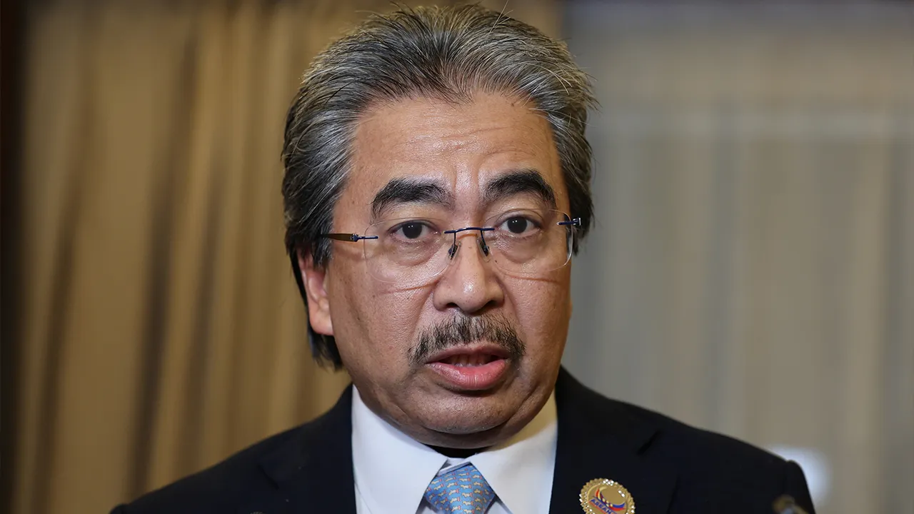 CEBU (Filipina), 7 Mei -- Menteri Pelaburan, Perdagangan dan Industri Datuk Seri Johari Abdul Ghani ketika ditemui pengamal media Malaysia semasa hadir ke Sidang Kemuncak ASEAN ke-48 dan Sidang Kemuncak Berkaitan hari ini._BERNAMA