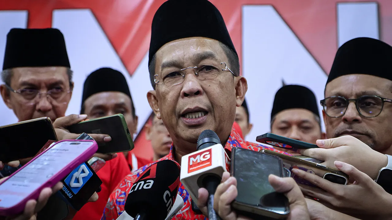KUALA LUMPUR, 2 Mei -- Pengerusi Badan Perhubungan UMNO Negeri Negeri Sembilan, Datuk Seri Jalaluddin Alias menjawab pertanyaan media pada Konvensyen 80 Tahun UMNO hari ini.  --fotoBERNAMA (2026) HAK CIPTA TERPELIHARA