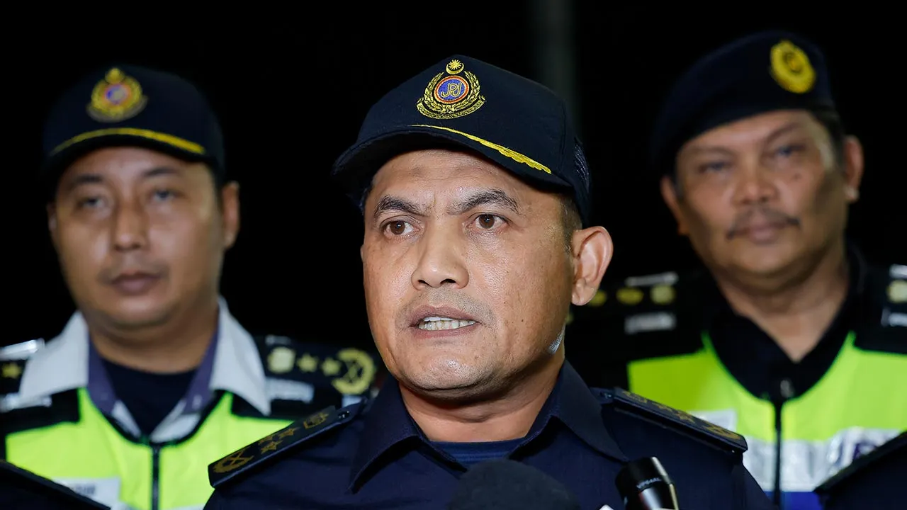 DENGKIL, 22 Mei -- Timbalan Ketua Pengarah (Perancangan dan Operasi) Jabatan Pengangkutan Jalan Malaysia Datuk Jazmanie Shafawi bercakap kepada pemberita selepas hadir ke tapak Ops Hari Raya Aidil Adha (Ops HRAA) di kawasan Rehat dan Rawat Dengkil Arah Utara malam ini.  --fotoBERNAMA (2026) HAK CIPTA TERPELIHARA