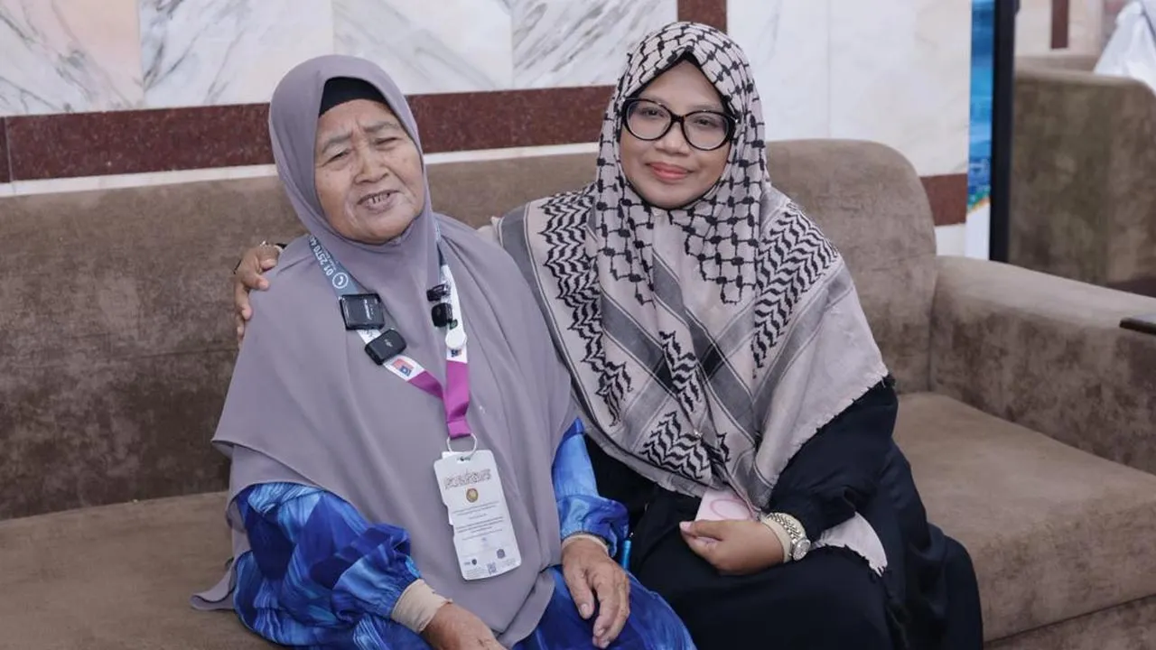 jemaah haji tertua. Moraton Hassan (kiri) ditemani menantunya Azizah Wahab ke tanah suci untuk menunaikan Ibadah Haji.. kredit AWANI